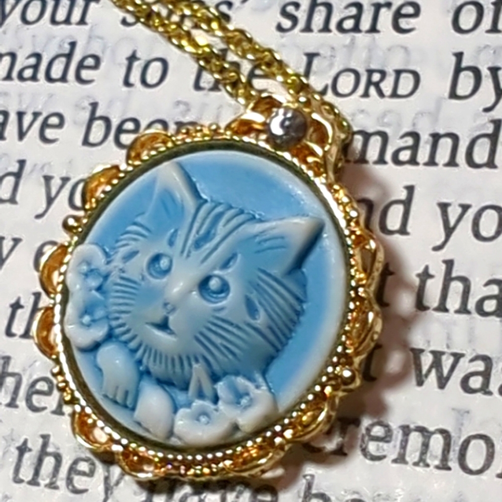 Cameo KITTY CAT NWOT  NECKLACE PENDANT Blue/White 18K Gold PLATE CHAIN NWOT - Picture 5 of 10